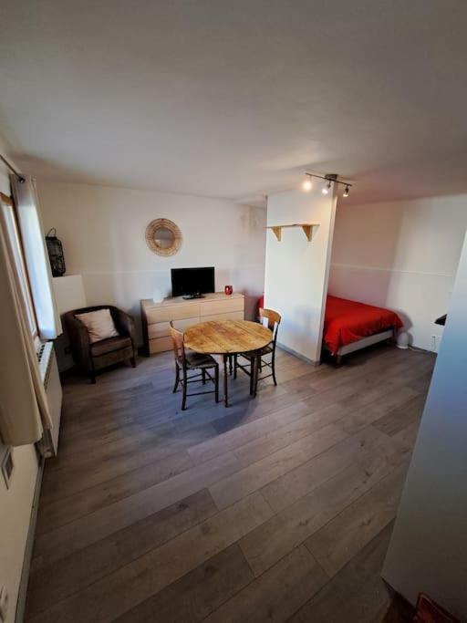 Le Studio De La Place Chalier LʼIsle-sur-la-Sorgue Buitenkant foto